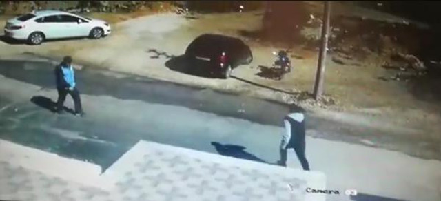 İğrenç takip kameraya yakalandı kız daha 14 yaşında işte o anlar - Resim: 1