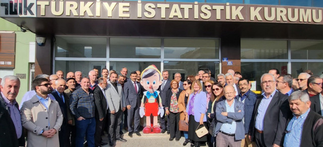 İYİ Partililer TÜİK'in kapısına Pinokyo bıraktı! - Resim: 1