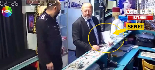Beyoğlu'nda yaşandı: Yarım milyonluk senedi ağzına atıp yuttu! Kimse engel olamadı - Resim: 0