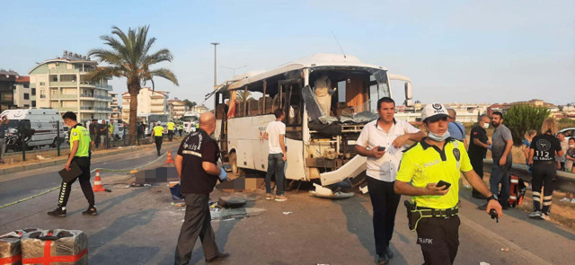 Antalya'da tur midibüsünün devrilmesi sonucu 3 kişi öldü 16 kişi yaralandı - Resim: 0