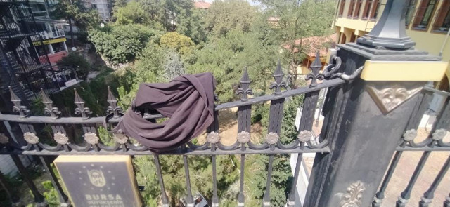 Bursa'da tarihi köprüden aşağı atlayan adam ağır yaralandı - Resim: 1