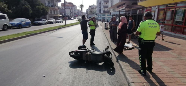 Manavgat'ta yola savrulan elektrikli bisiklet sürücüsüne minibüs çarptı - Resim: 0