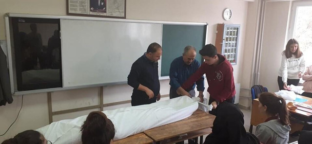 Balıkesir'de öğretmenin öğrenciyi kefenleyerek ders anlattığı iddiası - Resim: 0
