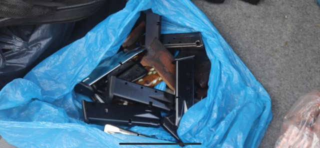 Esenyurt'ta park halindeki şüpheli araçtan cephanelik çıktı - Resim: 1