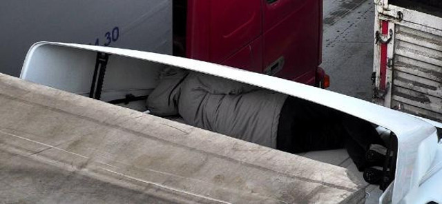 Kaçak olarak Türkiye'ye girmek isterken yakalandı! TIR'da saklandığı yere bakın - Resim: 1