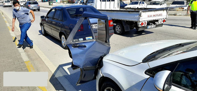 Düzce'de kazada otomobilin kopan kapısı diğer aracın önüne saplandı - Resim: 0