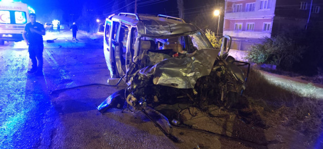 Amasya'da yolcu otobüsü kamyonetle çarpıştı! Ölü ve yaralılar var - Resim: 1