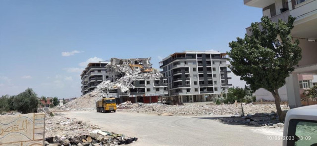 Ağır hasarlı binayı yıkan kepçe operatörü enkaz altında kaldı - Resim: 0