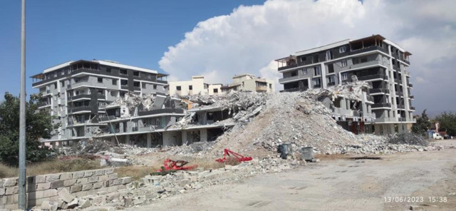 Ağır hasarlı binayı yıkan kepçe operatörü enkaz altında kaldı - Resim: 1