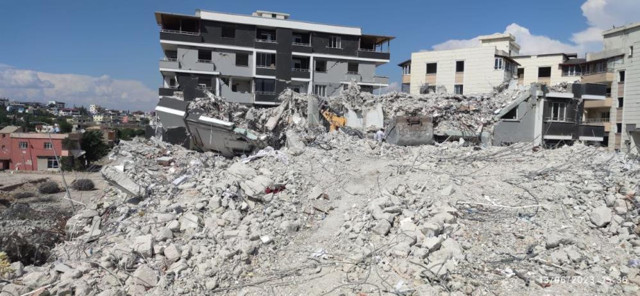 Ağır hasarlı binayı yıkan kepçe operatörü enkaz altında kaldı - Resim: 2