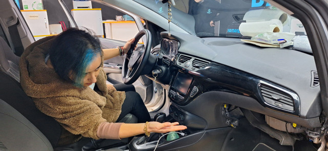 6 ay önce aldığı otomobili tamirciye götüren sağlıkçıya "ağır hasarlı" şoku: Hava yastığı yerine köpük çıktı - Resim: 1