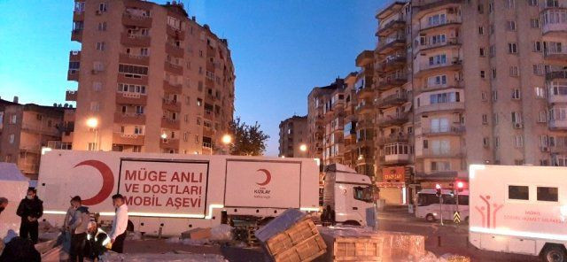 Müge Anlı İzmir'deki depremzedeler için harekete geçti işte alkış toplayan o hamle - Resim: 3