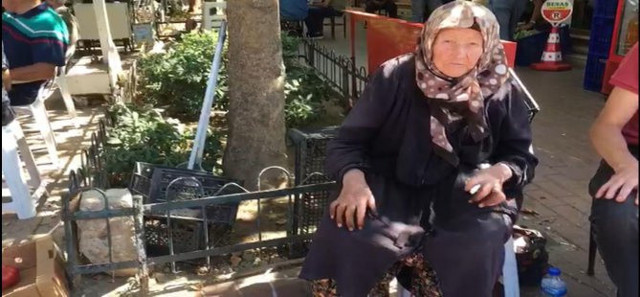 Feryadıyla yürekleri sızlatan Zeynep nineye artık satış serbest Başkan gidip gönlünü aldı - Resim: 0