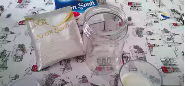 Sadece iki dakikada kıvırarak krem şantinizi kavanozda çırpın! Çok basit miksere gerek bile yok - Resim: 0