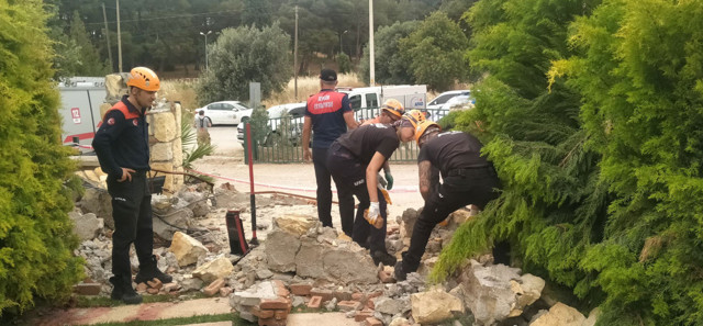 İzmir'de düğün salonunda dekoratif beto kemer yıkıldı doktor öldü eşi yaralandıı - Resim: 0