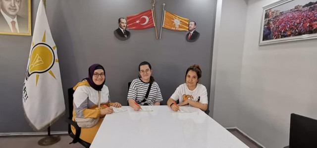 Balıkesir'de üçüz kardeşler AK Partiye üye oldu - Resim: 1