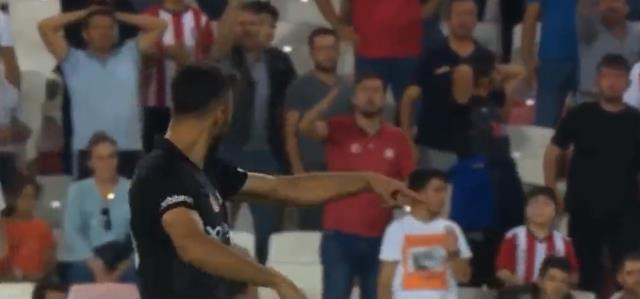 Caner Osmanpaşa'dan Sivasspor taraftarına skandal hareket! 'Artık zor oynar' - Resim: 0