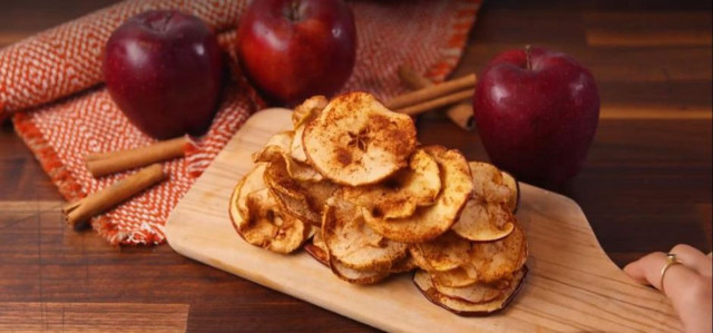 TV izlerken sağlıklı bir atıştırmalık arayanlara elma cipsi tarifi! - Resim: 0