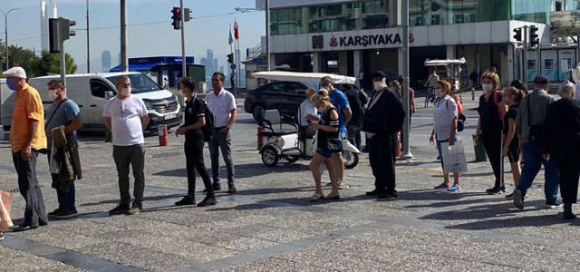 İzmir'de vatandaştan şaşırtan cevap lokma yemek için sosyal mesafeyi hiçe saydım - Resim: 1
