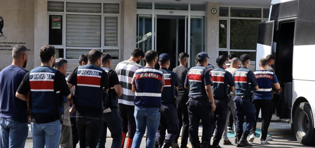 Mersin'de terör örgütü PKK/YPG operasyonunda 12 zanlı yakalandı - Resim: 1