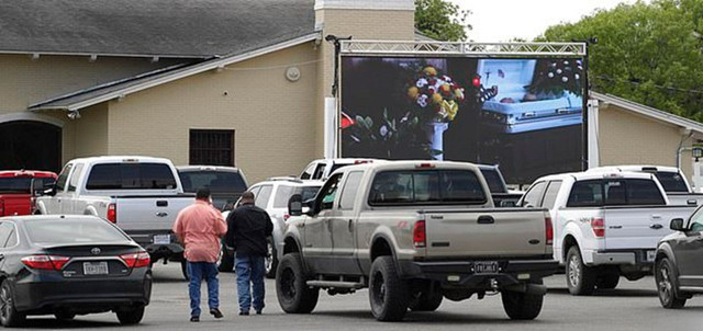 Açık hava sinemasında cenaze töreni! Koronadan ölenler böyle defnediliyor - Resim: 1