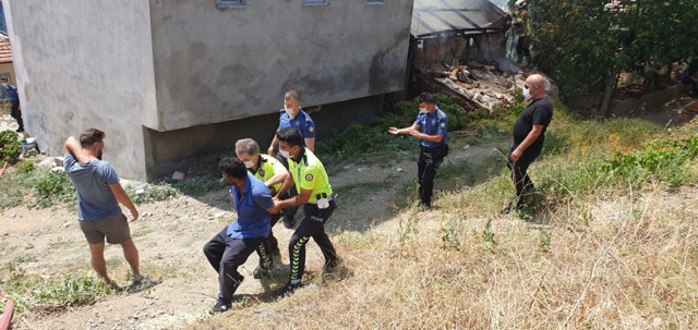 Bursa'da evini ateşe verip itfaiyeye baltayla saldırdı - Resim: 0
