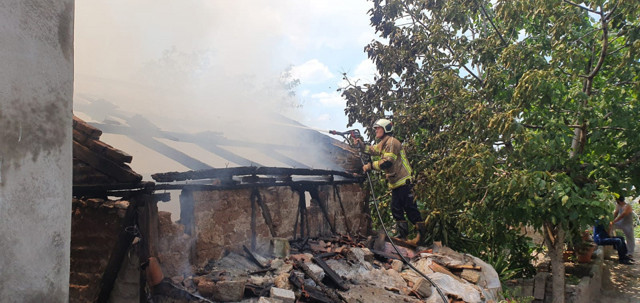 Bursa'da evini ateşe verip itfaiyeye baltayla saldırdı - Resim: 1