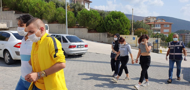 Bursa'da otel odasında 'aşk' tuzaklı soygunda 5 kişi tutuklandı - Resim: 0