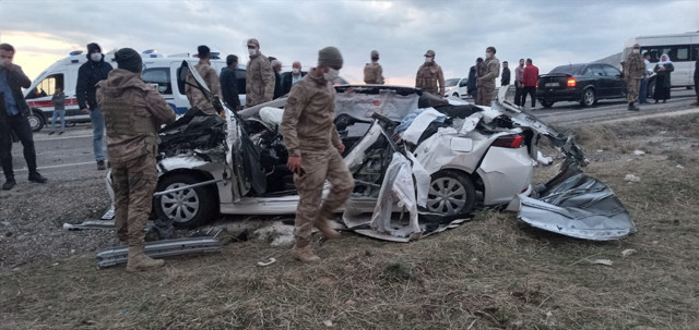 Diyarbakır'da katliam gibi kaza 2'si çocuk 5 ölü 3 yaralı - Resim: 0
