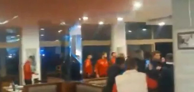 Balıkesir'de futbolculara tekme, tokat saldırı! Sandalyeler havada uçuştu, taraftarlar ortalığı birbirine kattı - Resim: 2