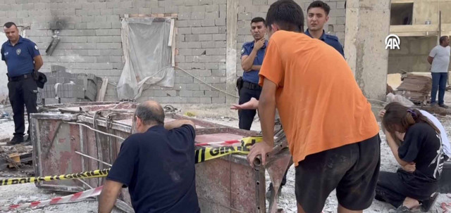 Adana'da feci kaza! Kule vinçten inşaat malzemeleri düştü, 2 işçi öldü - Resim: 0