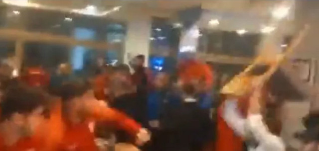 Balıkesir'de futbolculara tekme, tokat saldırı! Sandalyeler havada uçuştu, taraftarlar ortalığı birbirine kattı - Resim: 1