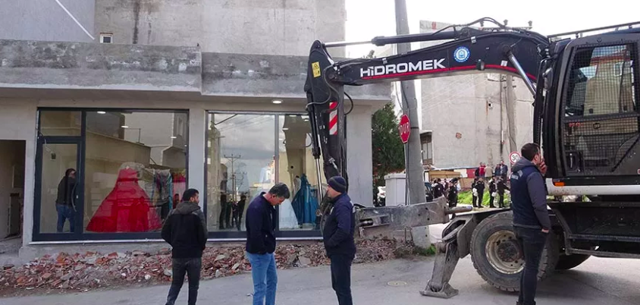 Depreme dayanıksız  binaları yıkılmasın diye kendilerini dükkana kilitlediler - Resim: 0