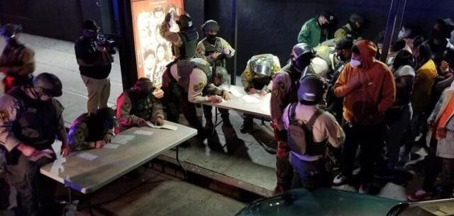 ABD bu olayı konuşuyor! 200 kişinin katıldığı swinger partisini polis bastı - Resim: 3