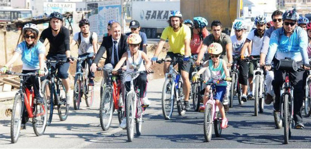 Selahattin Demirtaş bisiklet turunda - Resim: 1
