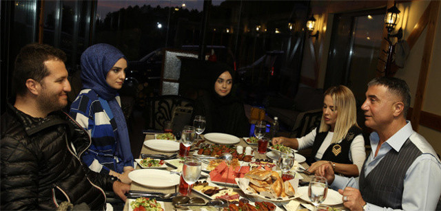 Sedat Peker TRT’nin Diriliş Ertuğrul dizi setinde iftar yaptı - Resim: 0