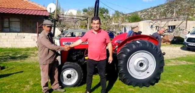 İYİ Parti’nin yırtık ayakkabılı çiftçi paylaşımı olay oldu pozlar sosyal medyaya düştü - Resim: 0