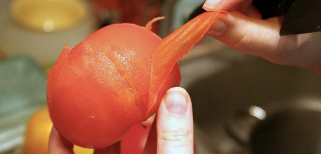 Salça sezonu başladı peki domatesin kabuklarını kolay soymak için ne yapmalı? - Resim: 2