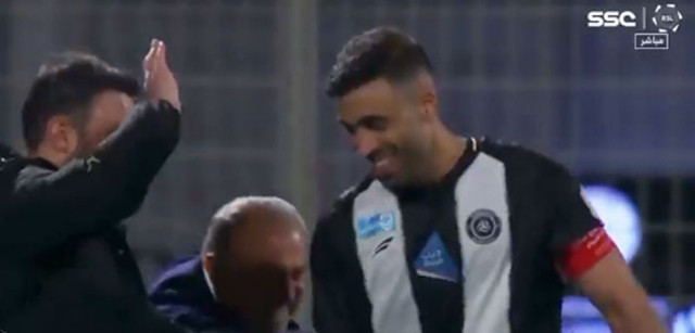 Futbolcusu Fatih Terim'in yüzüne su fırlattı sulu şaka sosyal medyada gündem oldu - Resim: 0