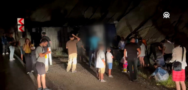 38 kişiyi taşıyordu! Burdur'da yolcu otobüsü şarampole devrildi: Yaralılar var - Resim: 0