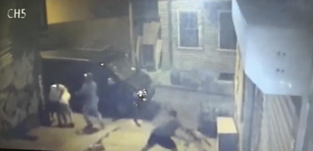 Alçılı kolla ve falçatayla saldırıp, kulağından ısırdı! Galata'da akılalmaz kavga - Resim: 3