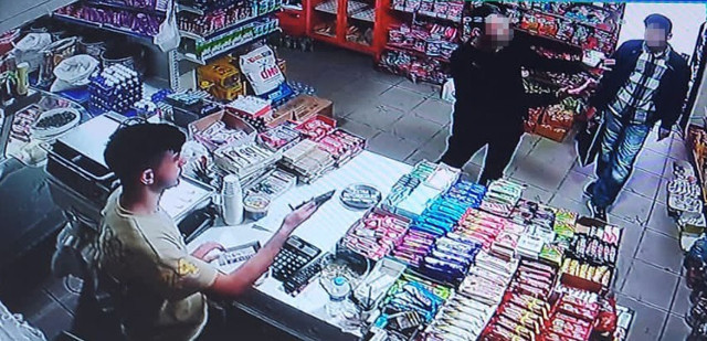 İstanbul'da polise silahlı saldırı! Gece 2 kişiyi öldürdü, öğleyin 2 polisi vurdu kaçış anı kamerada - Resim: 0