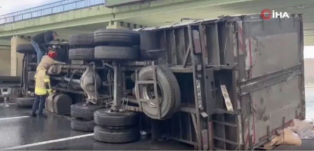 Beylikdüzü'nde kamyon devrildi! Yol trafiğe kapandı - Resim: 1
