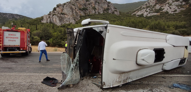 Denizli'de midibüs devrildi: Yaralılar var - Resim: 0