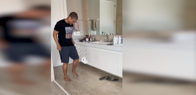 Futbolcular tuvalet kağıdını top yaptı Melo'nun yaptığı hareket herkesi şaşırttı - Resim: 0