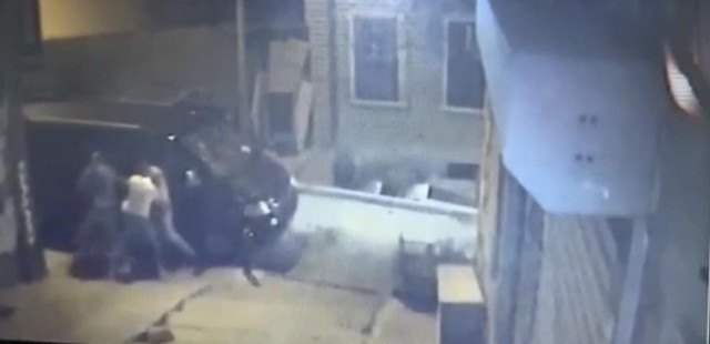 Alçılı kolla ve falçatayla saldırıp, kulağından ısırdı! Galata'da akılalmaz kavga - Resim: 0