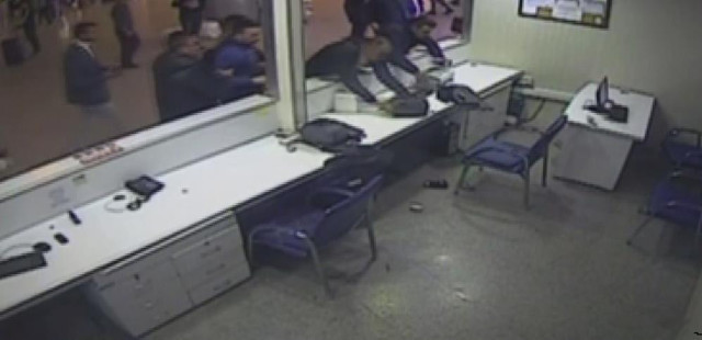 Kayseri otogarında bilet fiyatı kavgası: Rakip firmanın yazıhanesini yerle bir ettiler! - Resim: 0