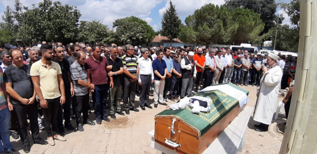 Edirne'de trafik kazasında ölen Eymen, bayramlıklarıyla uğurlandı! - Resim: 1