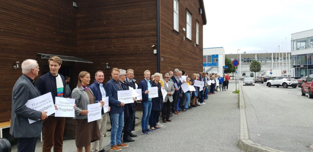 Norveç’te Hristiyanlar cuma namazı sırasında camiye kalkan oldu - Resim: 0