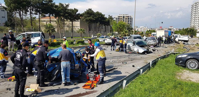 Hatay'da freni boşalan TIR ortalığı savaş alanına çevirdi 5 ölü 15 yaralı - Resim: 1